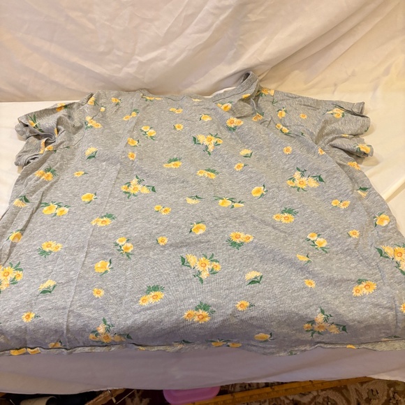 Old Navy Tops - Old Navy EveryWear Printed V-Neck Tee T-Shirt Daisy Sunflower Women 3XL